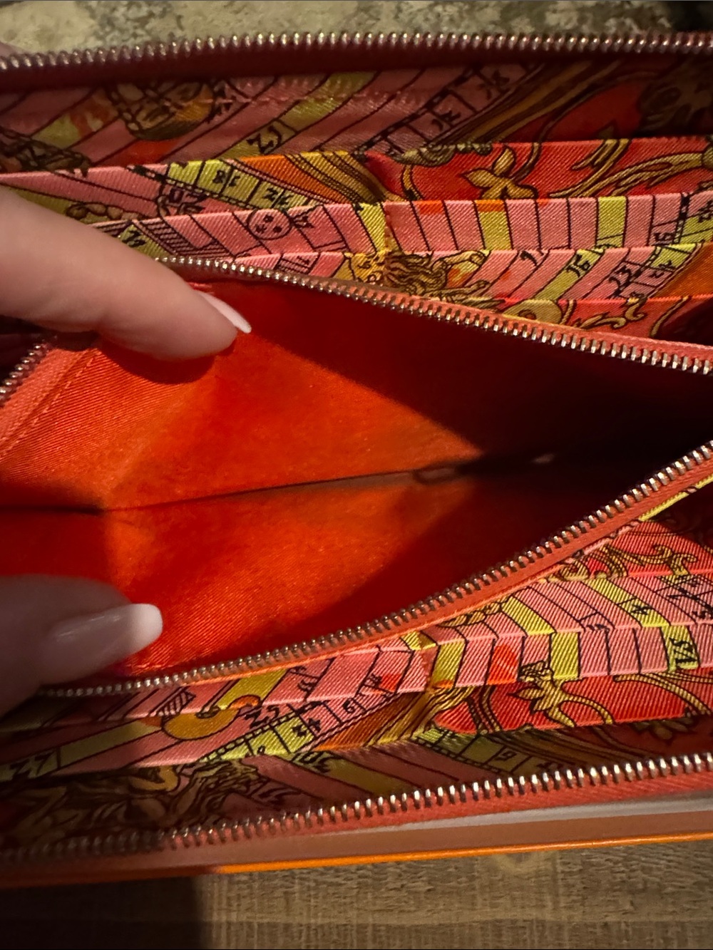 Hermès zip wallet- silk lining - some coin residue but overall in great cond. - Picture 5 of 7